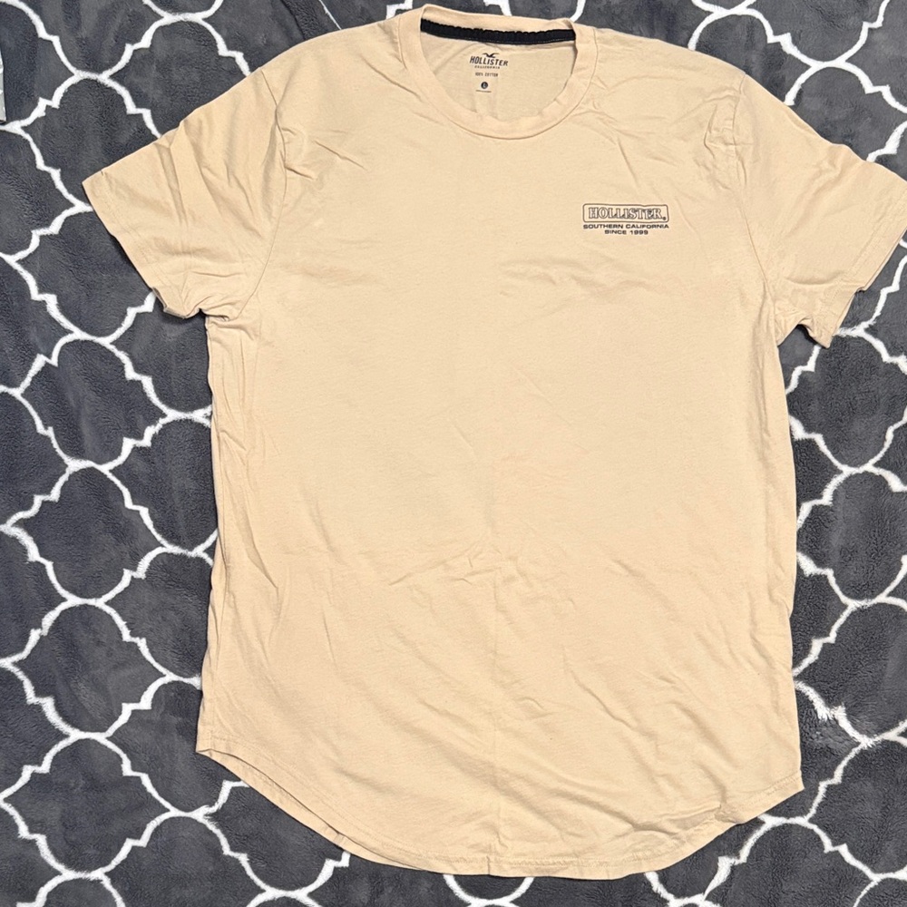 Hollister Men's Beige Short Sleeve Tee